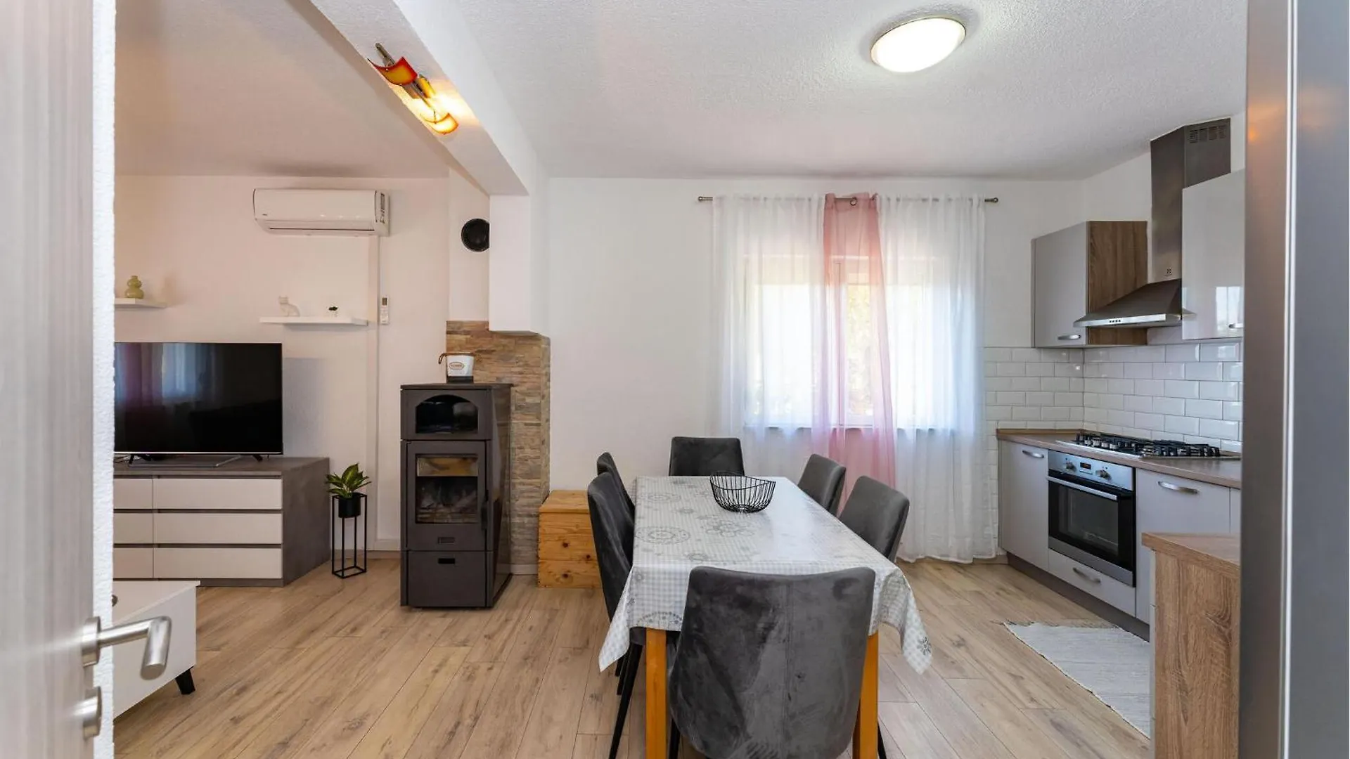 2 Bedroom Nice Home In Krusevo Holiday home Krusevo (Zadar)